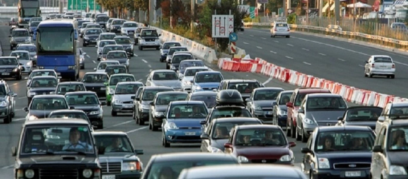 Αυξημένη κίνηση και ουρές χιλιομέτρων στην Αττική Οδό λόγω τροχαίου (φωτο)